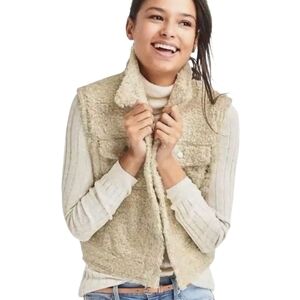 Gap Women's Faux Fur Cream Snap Button Down Vest. Size Medium